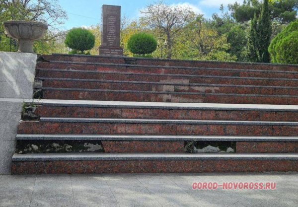 Житель Новороссийска возмущён состоянием лестницы на пути к братской могиле