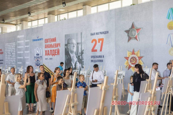 В Новороссийске открылась фотовыставка Евгения Халдея – фотографа, сделавшего фото знамени над рейхстагом В Новороссийске открылась фотовыставка Евгения Халдея – фотографа, сделавшего фото знамени над рейхстагом
