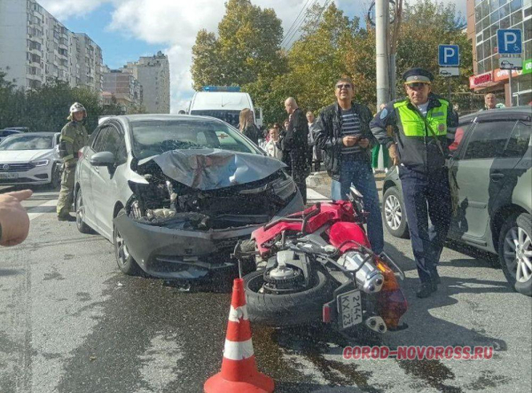 В Новороссийске мотоциклист перелетел через автомобиль после удара