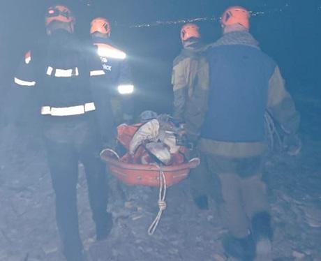 Новороссийские спасатели спустили с выступа скалы сорвавшуюся с горы туристку