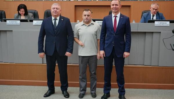 В Новороссийске многодетных отцов наградили медалями за их благородный труд