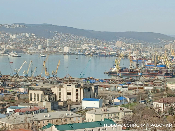 На причале в порту Новороссийска автопогрузчик сбил женщину