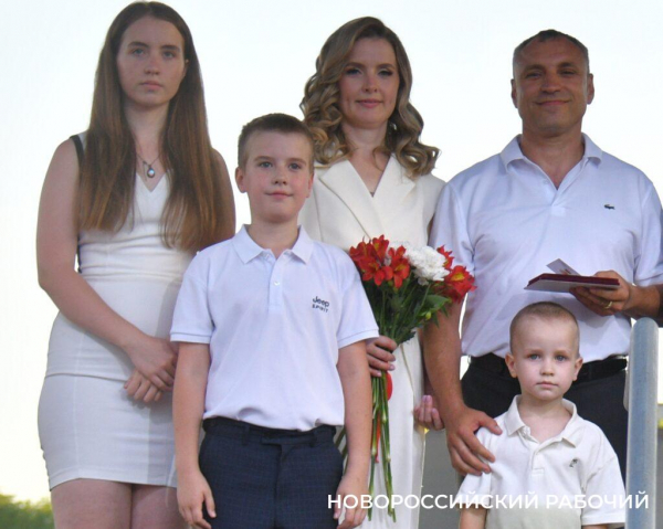 Семье Матвеевых из Новороссийска вручили «Родительское сердце» Семье Матвеевых из Новороссийска вручили «Родительское сердце»