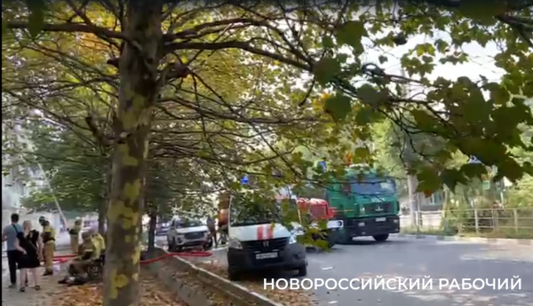 «Понадобится расселить целый подъезд». В Новороссийске эвакуировали людей из горящего в центре города дома