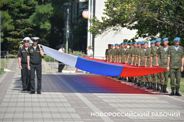 В Новороссийске торжественно отметили День Государственного Флага