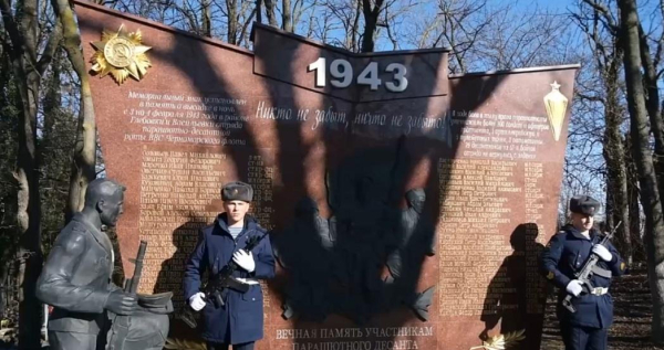 Новороссийцы почтили память бойцов парашютно-десантной роты Черноморского флота Новороссийцы почтили память бойцов парашютно-десантной роты Черноморского флота
