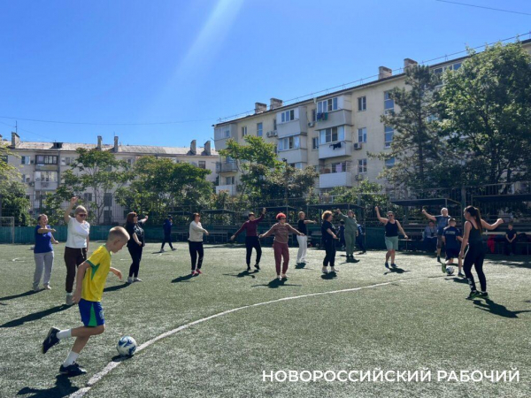 Соседи из самого длинного дома Новороссийска организовали собственную группу «Здоровье»