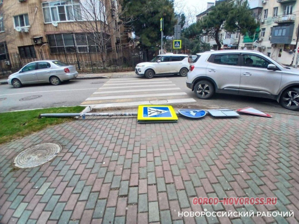 В Новороссийске прохожие замечают упавшие дорожные знаки В Новороссийске прохожие замечают упавшие дорожные знаки
