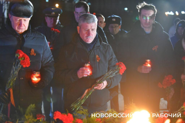 Сегодня в Новороссийске, в 2:00, бескозырка — символ десанта Куникова, была спущена в море Сегодня в Новороссийске, в 2:00, бескозырка — символ десанта Куникова, была спущена в море