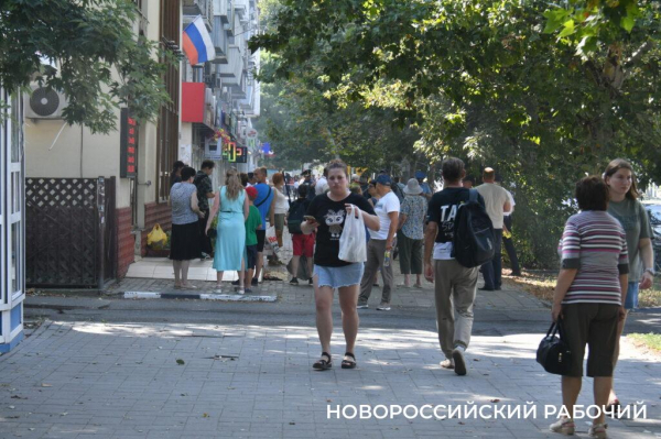 «Понадобится расселить целый подъезд». В Новороссийске эвакуировали людей из горящего в центре города дома