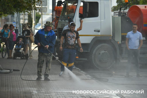 «Юбилей свадьбы мы так и не отметили…» В Новороссийске идет ликвидация последствий атаки ВСУ