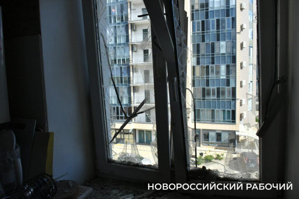 «Юбилей свадьбы мы так и не отметили…» В Новороссийске идет ликвидация последствий атаки ВСУ