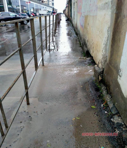 В центре Новороссийска люди вынуждены шлепать по лужам и грязи