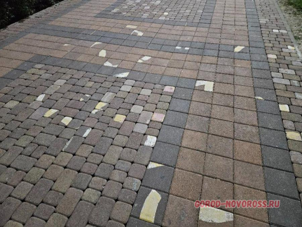 «А нельзя было сделать как было?» Новороссиец-перфекционист недоволен укладкой тротуара «А нельзя было сделать как было?» Новороссиец-перфекционист недоволен укладкой тротуара