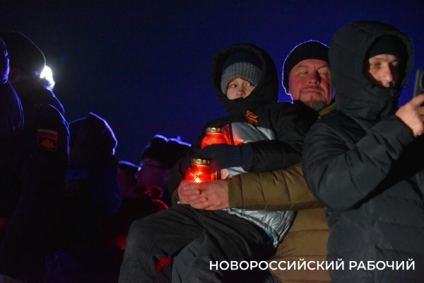 Сегодня в Новороссийске, в 2:00, бескозырка — символ десанта Куникова, была спущена в море Сегодня в Новороссийске, в 2:00, бескозырка — символ десанта Куникова, была спущена в море