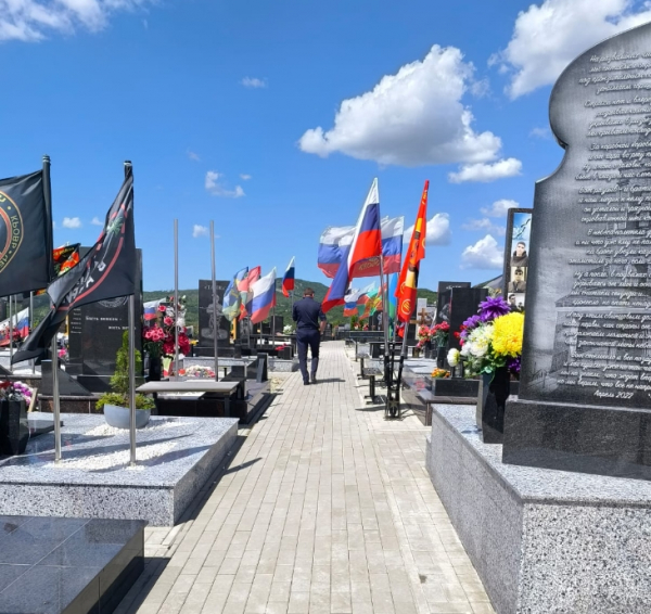 В Новороссийске продолжают благоустраивать Аллею Славы, где похоронены участники СВО
