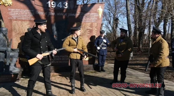 Новороссийцы почтили память бойцов парашютно-десантной роты Черноморского флота Новороссийцы почтили память бойцов парашютно-десантной роты Черноморского флота