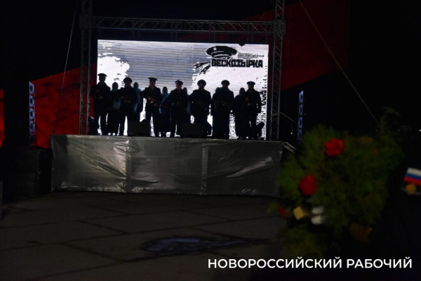 Сегодня в Новороссийске, в 2:00, бескозырка — символ десанта Куникова, была спущена в море Сегодня в Новороссийске, в 2:00, бескозырка — символ десанта Куникова, была спущена в море