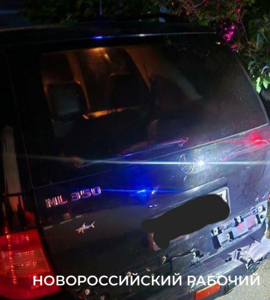 В Новороссийске «Мерседес», уходя от погони, 8 раз проехал на красный свет и устроил ДТП