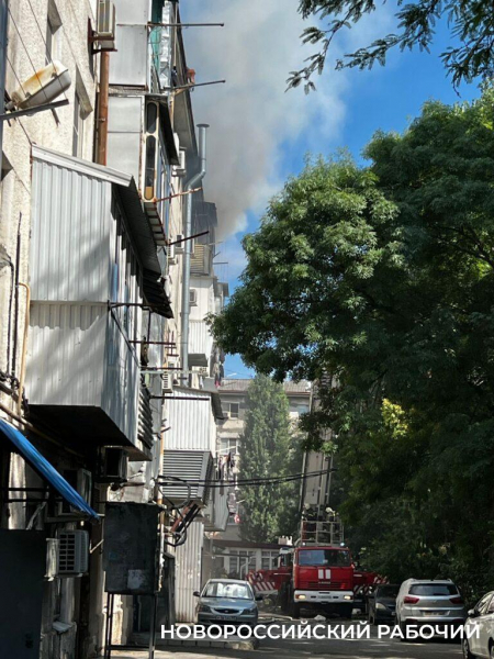 В центре Новороссийска «что-то бабахнуло» и начался пожар в жилом доме