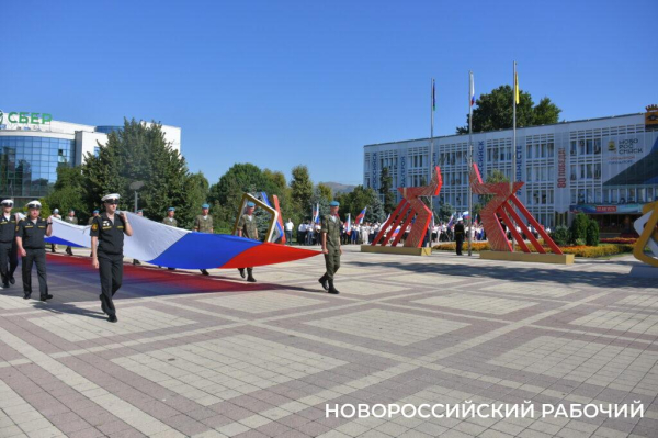 В Новороссийске торжественно отметили День Государственного Флага
