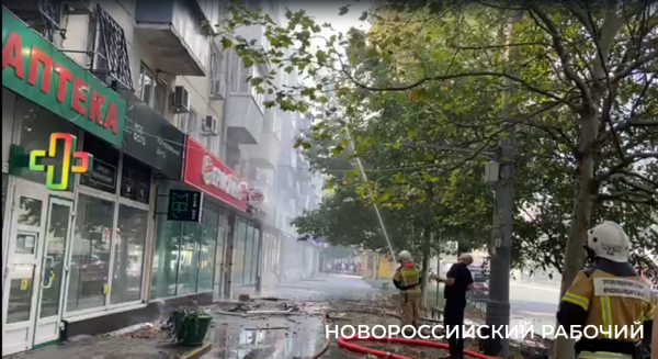 «Понадобится расселить целый подъезд». В Новороссийске эвакуировали людей из горящего в центре города дома