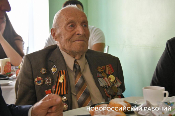 На 103-м году жизни вспомнить 43-й… Ветеран-легенда в гостях у города-героя Новороссийска