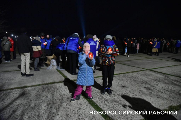 Сегодня в Новороссийске, в 2:00, бескозырка — символ десанта Куникова, была спущена в море Сегодня в Новороссийске, в 2:00, бескозырка — символ десанта Куникова, была спущена в море