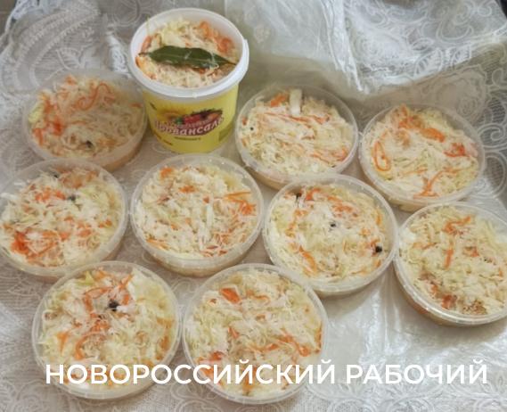 Бабушки Новороссийска начали солить для военных капусту и огурцы
