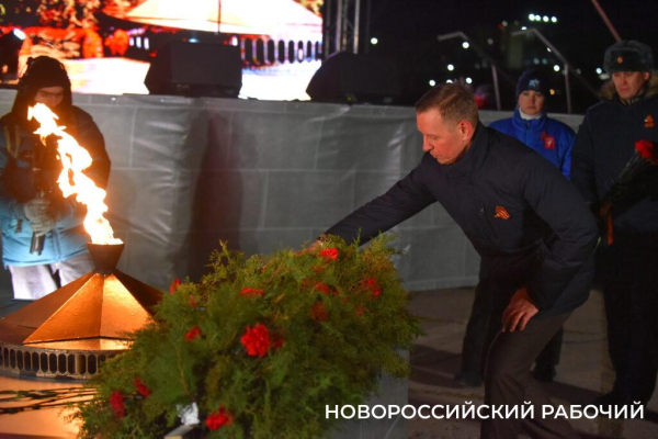 Сегодня в Новороссийске, в 2:00, бескозырка — символ десанта Куникова, была спущена в море Сегодня в Новороссийске, в 2:00, бескозырка — символ десанта Куникова, была спущена в море