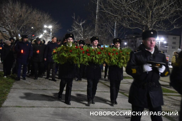Сегодня в Новороссийске, в 2:00, бескозырка — символ десанта Куникова, была спущена в море Сегодня в Новороссийске, в 2:00, бескозырка — символ десанта Куникова, была спущена в море
