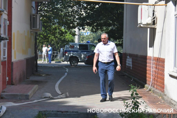 «Понадобится расселить целый подъезд». В Новороссийске эвакуировали людей из горящего в центре города дома