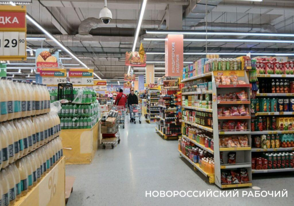 Новороссийцы встали в очереди — закупаются к новогоднему столу Новороссийцы встали в очереди — закупаются к новогоднему столу
