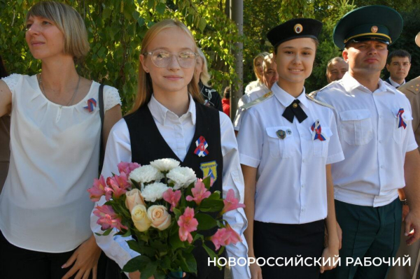 В Новороссийске торжественно отметили День Государственного Флага