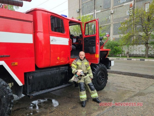 Облили водой и подкинули в воздух: в Новороссийске проводили пожарного на заслуженный отдых + видео