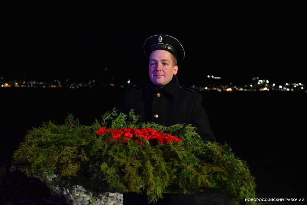 Сегодня в Новороссийске, в 2:00, бескозырка — символ десанта Куникова, была спущена в море Сегодня в Новороссийске, в 2:00, бескозырка — символ десанта Куникова, была спущена в море