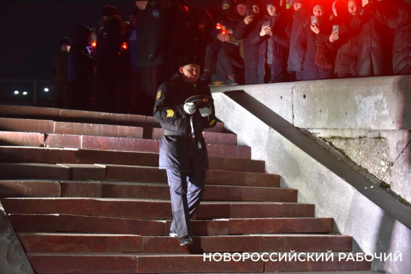 Сегодня в Новороссийске, в 2:00, бескозырка — символ десанта Куникова, была спущена в море Сегодня в Новороссийске, в 2:00, бескозырка — символ десанта Куникова, была спущена в море