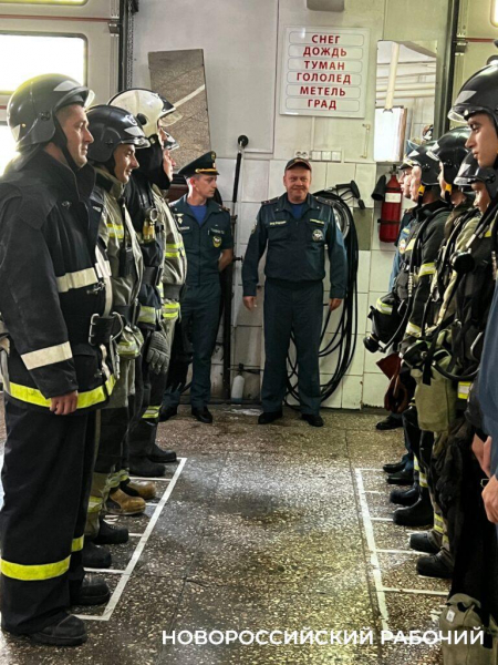 Пожарная машина подъехала к ЗАГСу в Новороссийске. Что-то случилось? Начальник женится!