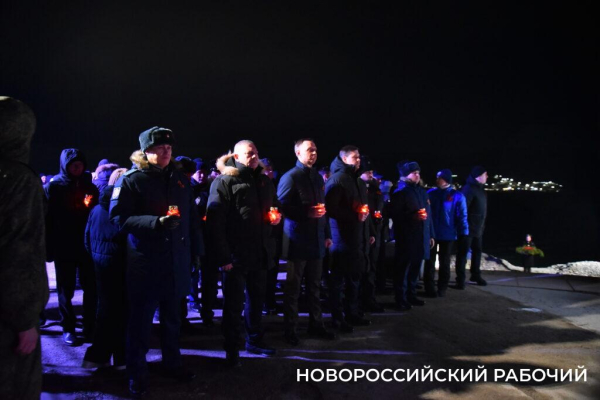 Сегодня в Новороссийске, в 2:00, бескозырка — символ десанта Куникова, была спущена в море Сегодня в Новороссийске, в 2:00, бескозырка — символ десанта Куникова, была спущена в море