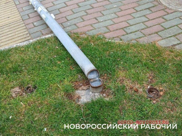 В Новороссийске прохожие замечают упавшие дорожные знаки В Новороссийске прохожие замечают упавшие дорожные знаки