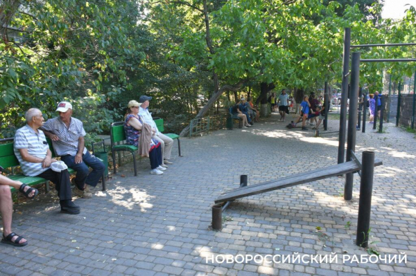 «Понадобится расселить целый подъезд». В Новороссийске эвакуировали людей из горящего в центре города дома