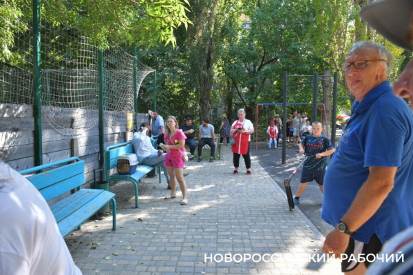 «Понадобится расселить целый подъезд». В Новороссийске эвакуировали людей из горящего в центре города дома