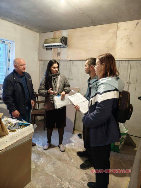 В Новороссийске поквартирные обходы пострадавших домов продолжались в течение дня В Новороссийске поквартирные обходы пострадавших домов продолжались в течение дня