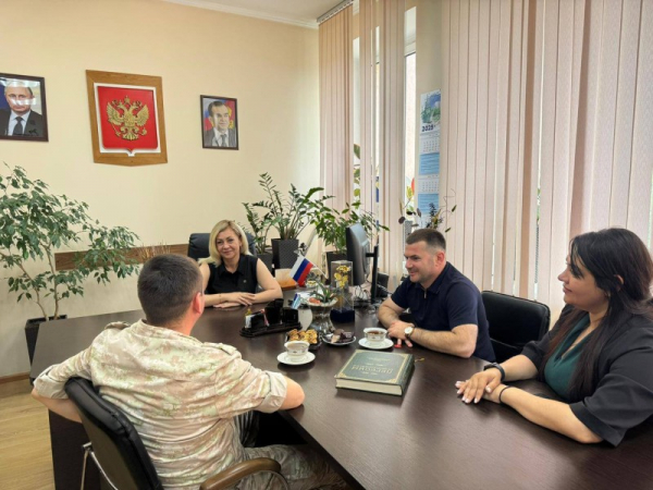  ГЛАВА ВОСТОЧНОГО РАЙОНА ОБСУДИЛА ПАТРИОТИЧЕСКОЕ ВОСПИТАНИЕ С ГЕРОЕМ СВО 