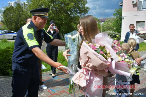 В Новороссийске экипаж ДПС с подарками встретил «крестницу», которую еле успели довезти до роддома
