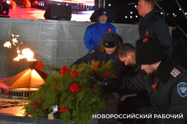 Сегодня в Новороссийске, в 2:00, бескозырка — символ десанта Куникова, была спущена в море Сегодня в Новороссийске, в 2:00, бескозырка — символ десанта Куникова, была спущена в море