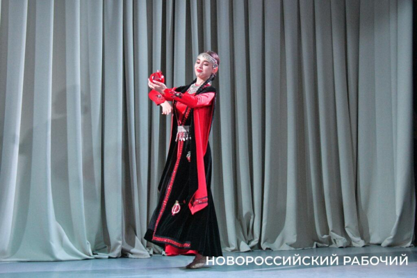 Красоту армянского танца показала «ЭтноКрасавица» — хореограф из Новороссийска