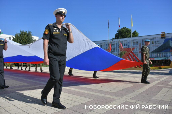 В Новороссийске торжественно отметили День Государственного Флага