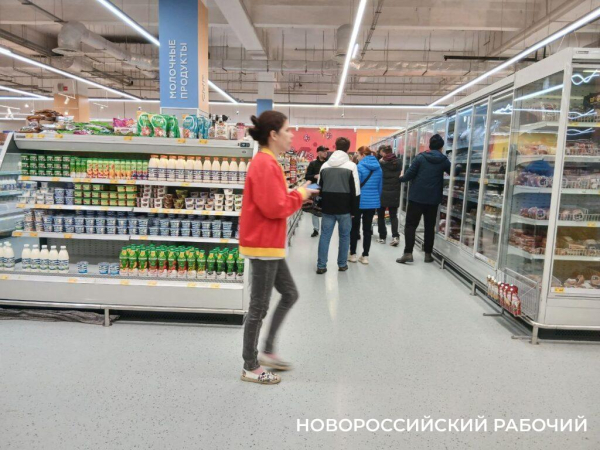 Новороссийцы встали в очереди — закупаются к новогоднему столу Новороссийцы встали в очереди — закупаются к новогоднему столу