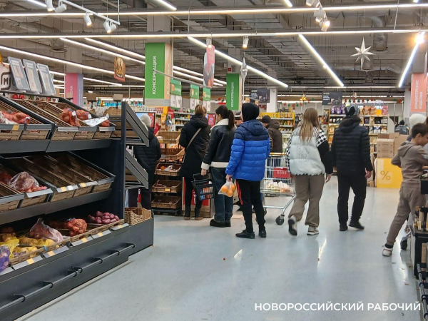 Новороссийцы встали в очереди — закупаются к новогоднему столу Новороссийцы встали в очереди — закупаются к новогоднему столу